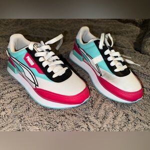 Size 4C Puma White and Red Sneakers with Teal roughly size 5 in women’s shoes
